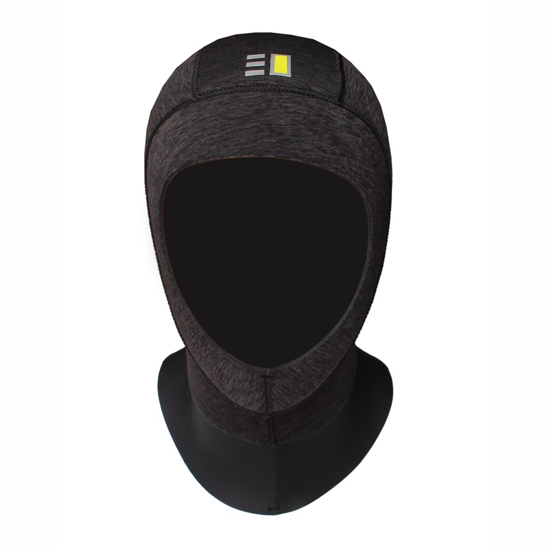 A stylish two-tone neoprene hood with Q-Dry lining for warmth, flexibility, quick-dry functionality, and high flex lining for thermal gains.
